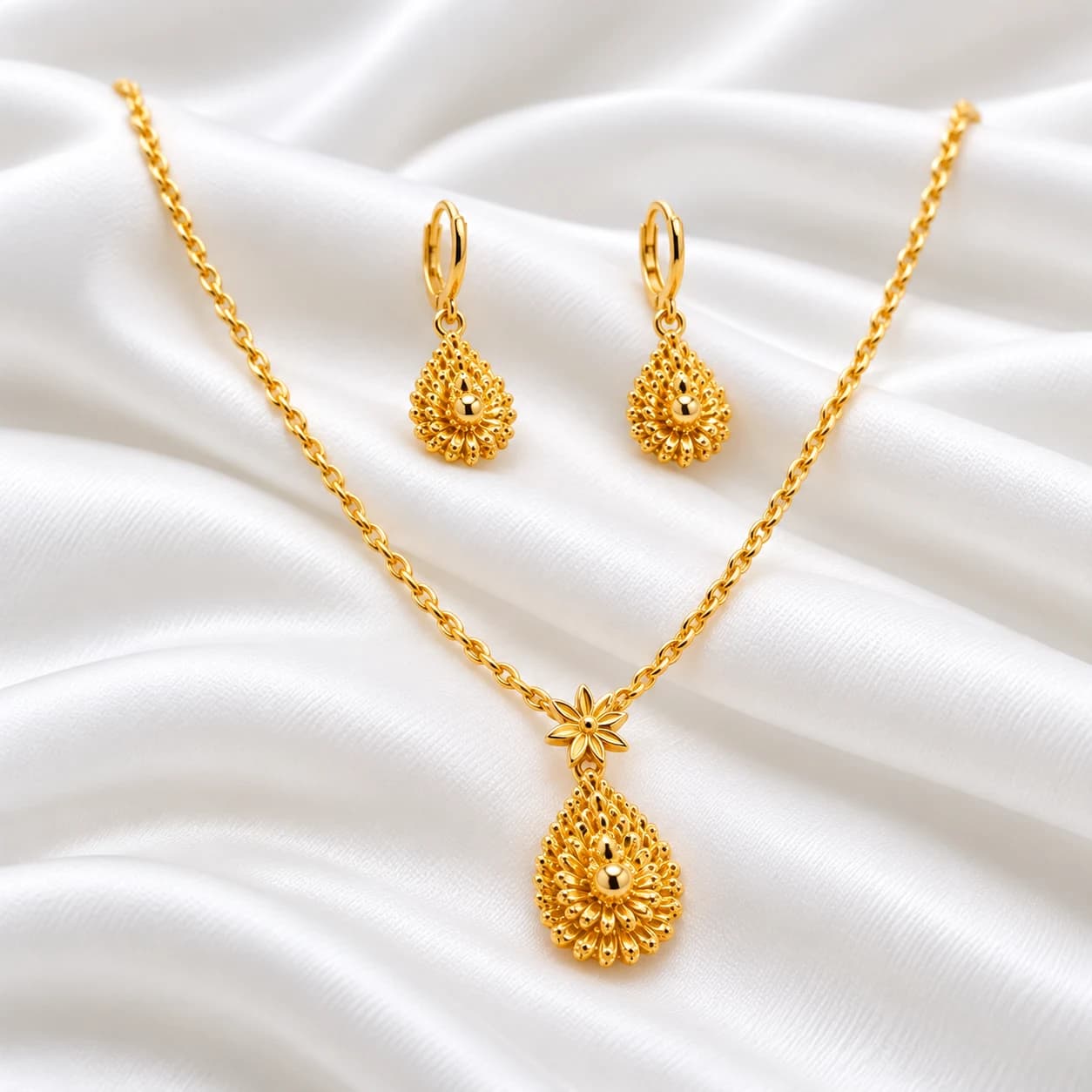Parure dorée collier et boucles d'oreilles, pendentif goutte